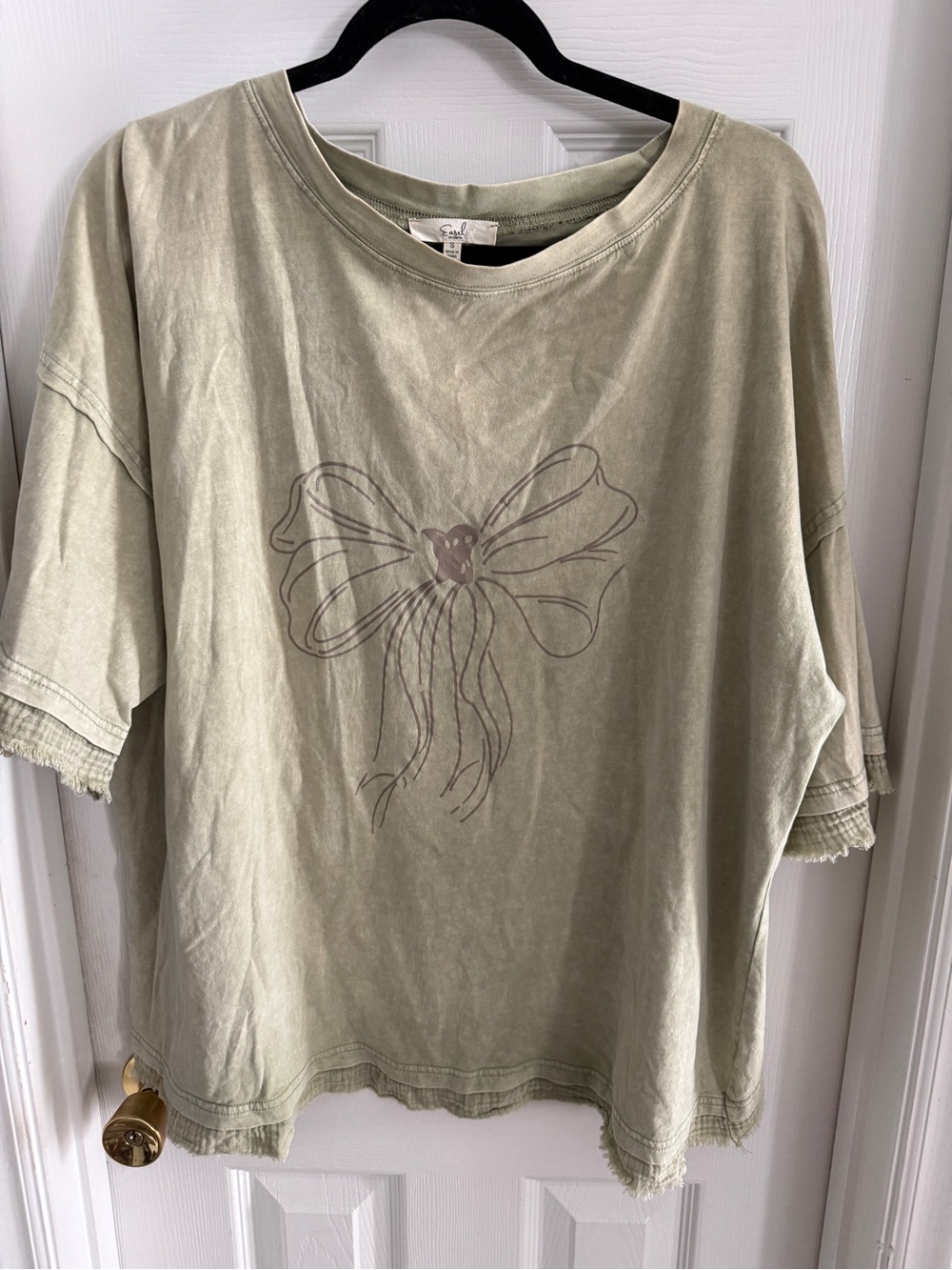 easel Olive Green Short-Sleeve Tee with Bow Graphic
